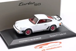 Porsche 911 Turbo 3.0 Baujahr 1975-1977 weiß / kirschrote Reifen 1:43 Welly