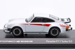 Porsche 911 Turbo 3.0 Baujahr 1975-1977 weiß / rot / schwarze Reifen 1:43 Welly