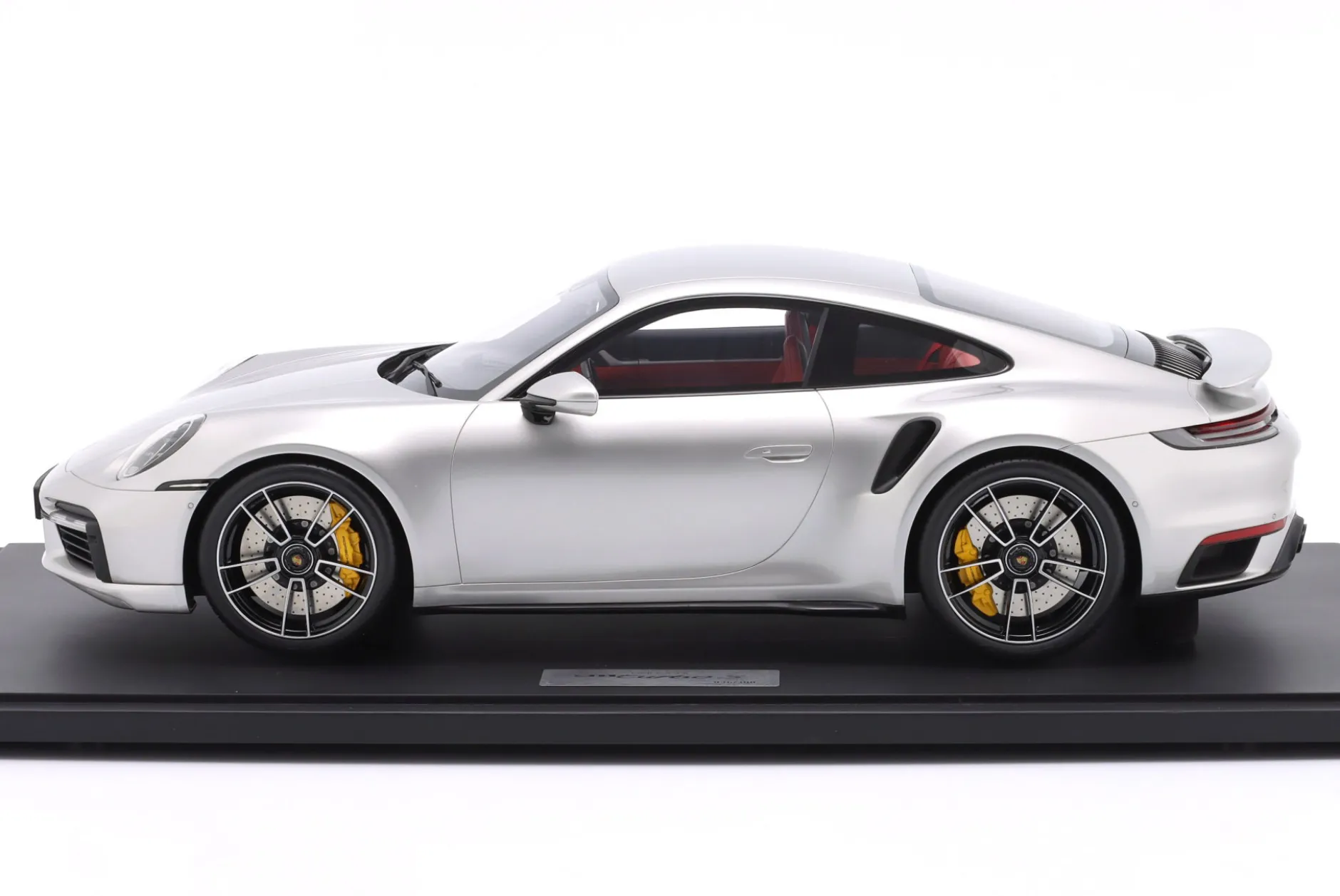 Porsche 911 (992.1) Turbo S Baujahr 2020 silber metallic 1:8 GT-Spirit