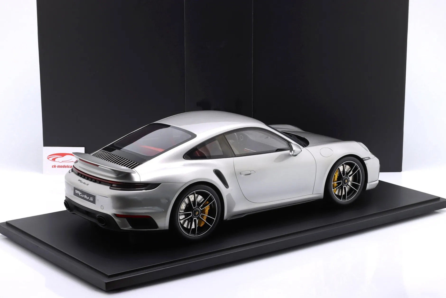 Porsche 911 (992.1) Turbo S Baujahr 2020 silber metallic 1:8 GT-Spirit