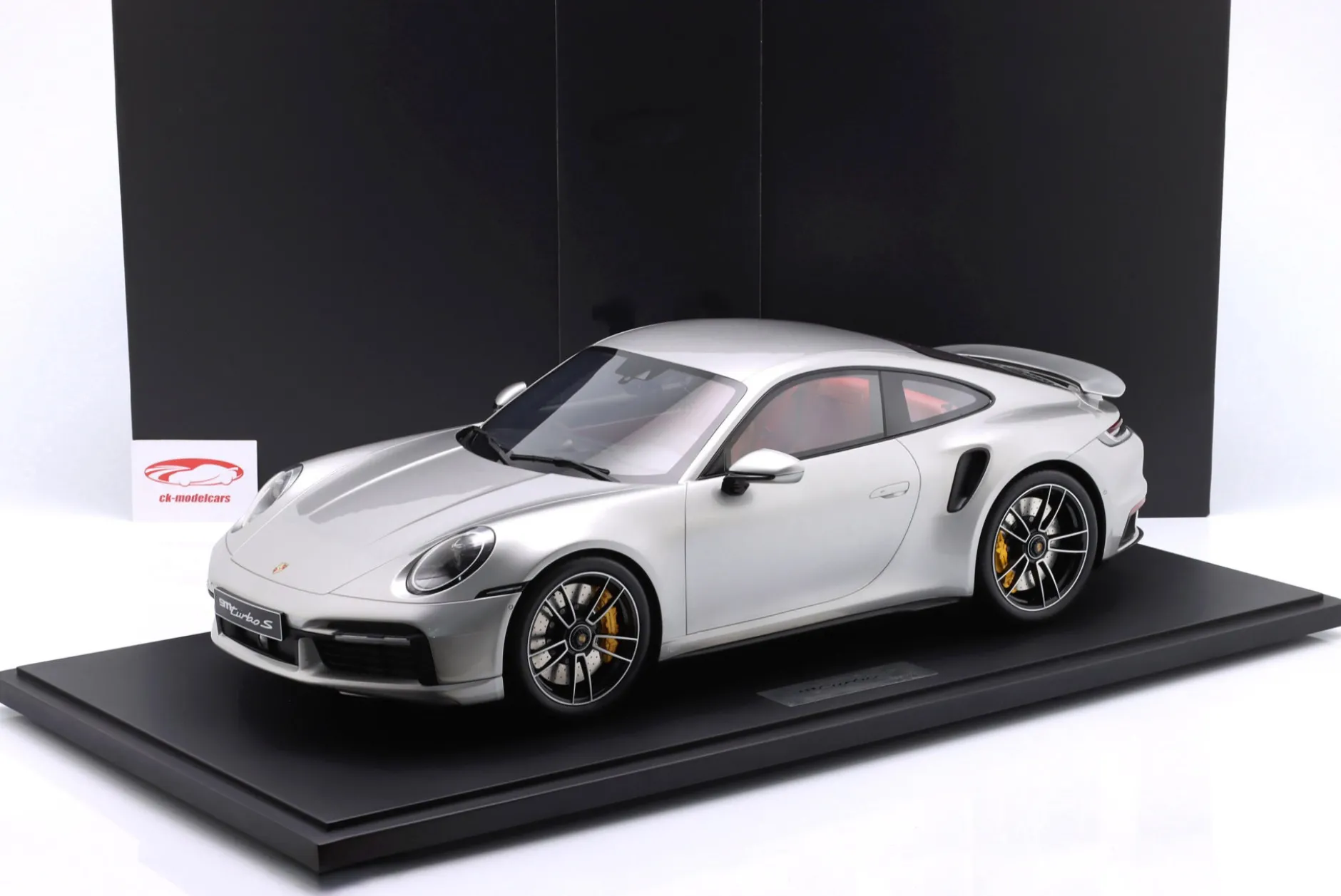 Porsche 911 (992.1) Turbo S Baujahr 2020 silber metallic 1:8 GT-Spirit