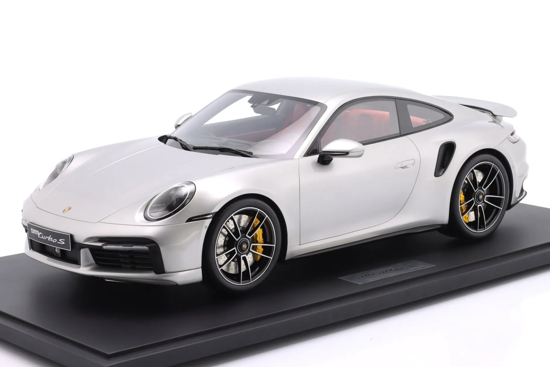 Porsche 911 (992.1) Turbo S Baujahr 2020 silber metallic 1:8 GT-Spirit
