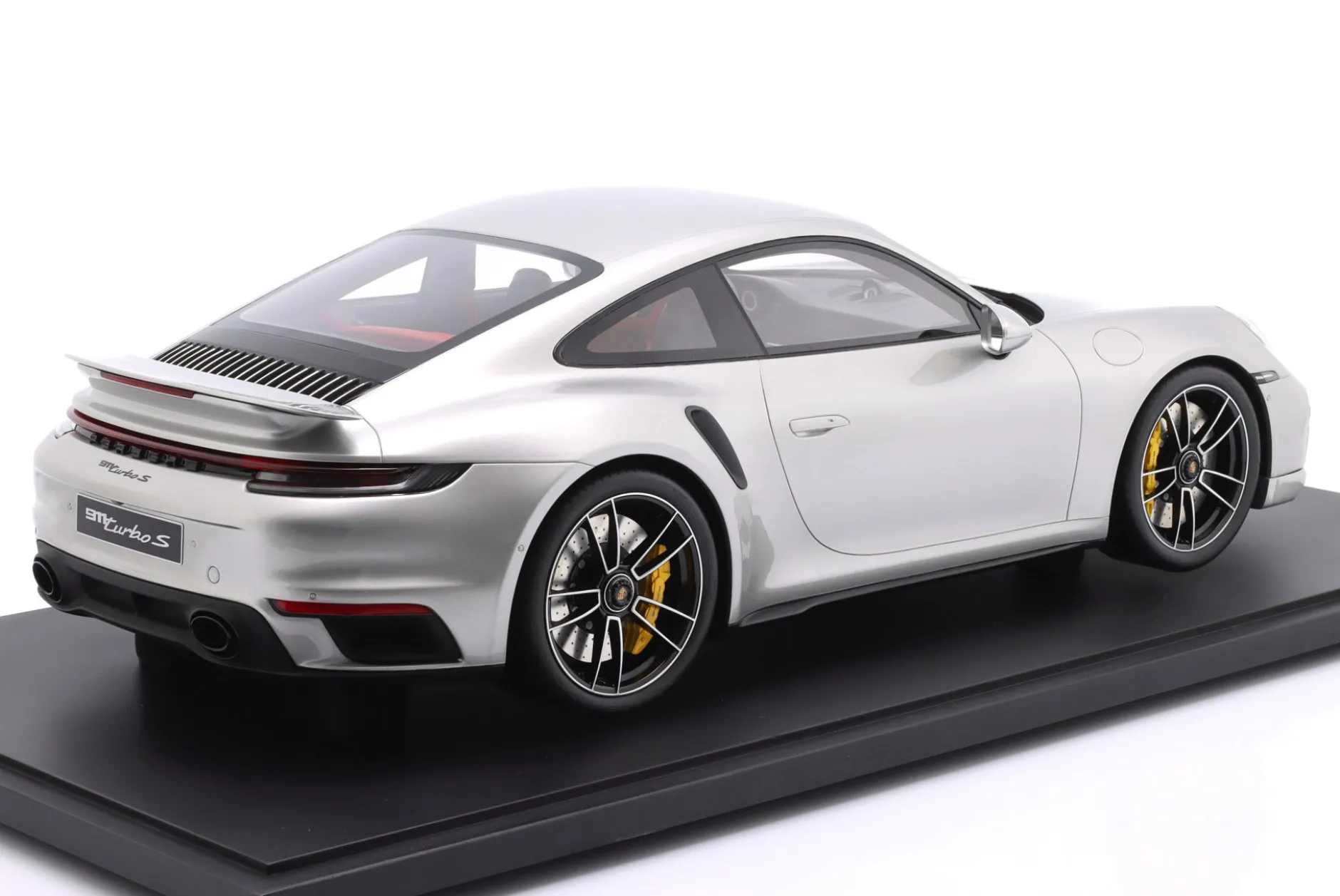 Porsche 911 (992.1) Turbo S Baujahr 2020 silber metallic 1:8 GT-Spirit