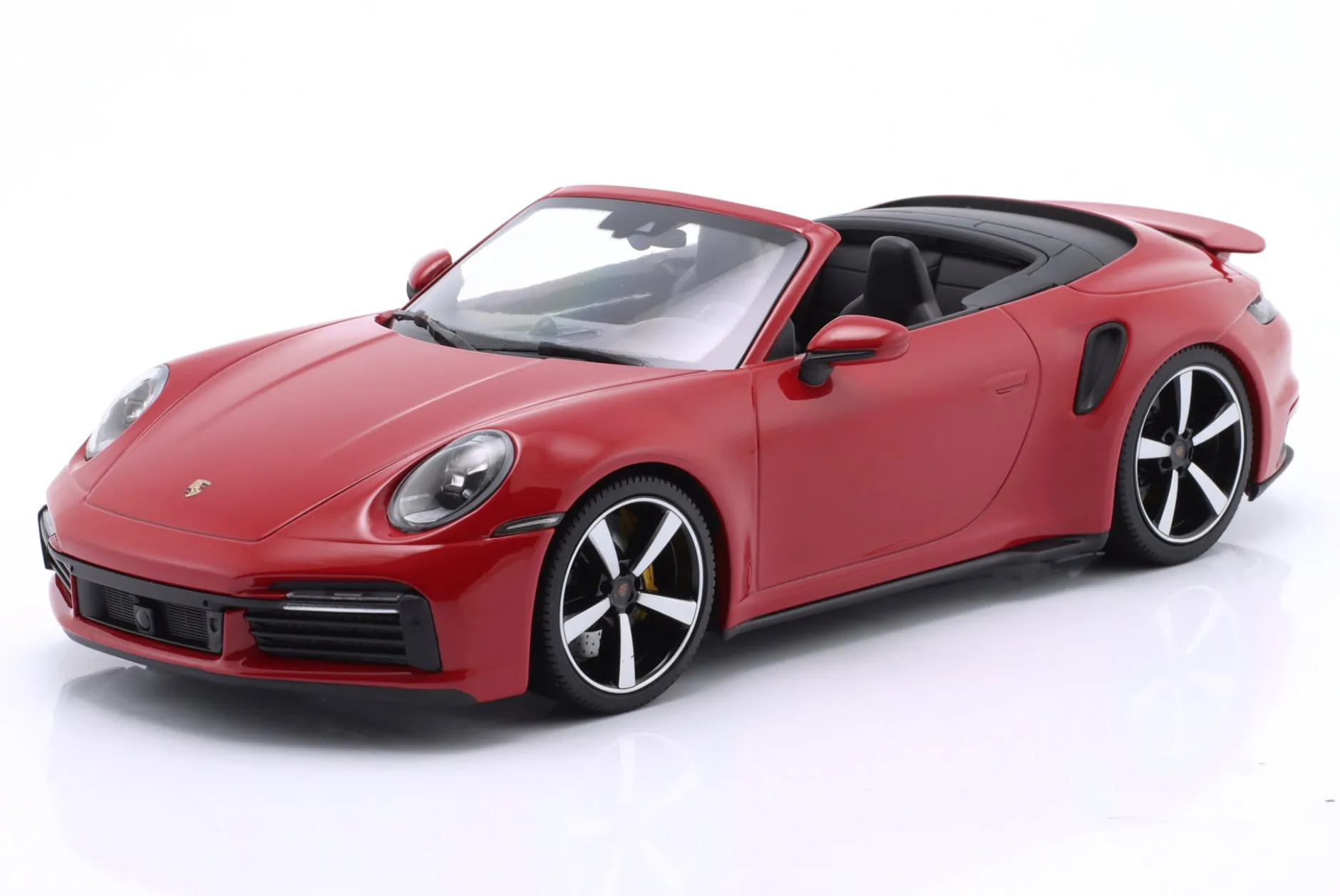 Porsche 911 (992) Turbo S Cabriolet Baujahr 2020 rot 1:18 Minichamps