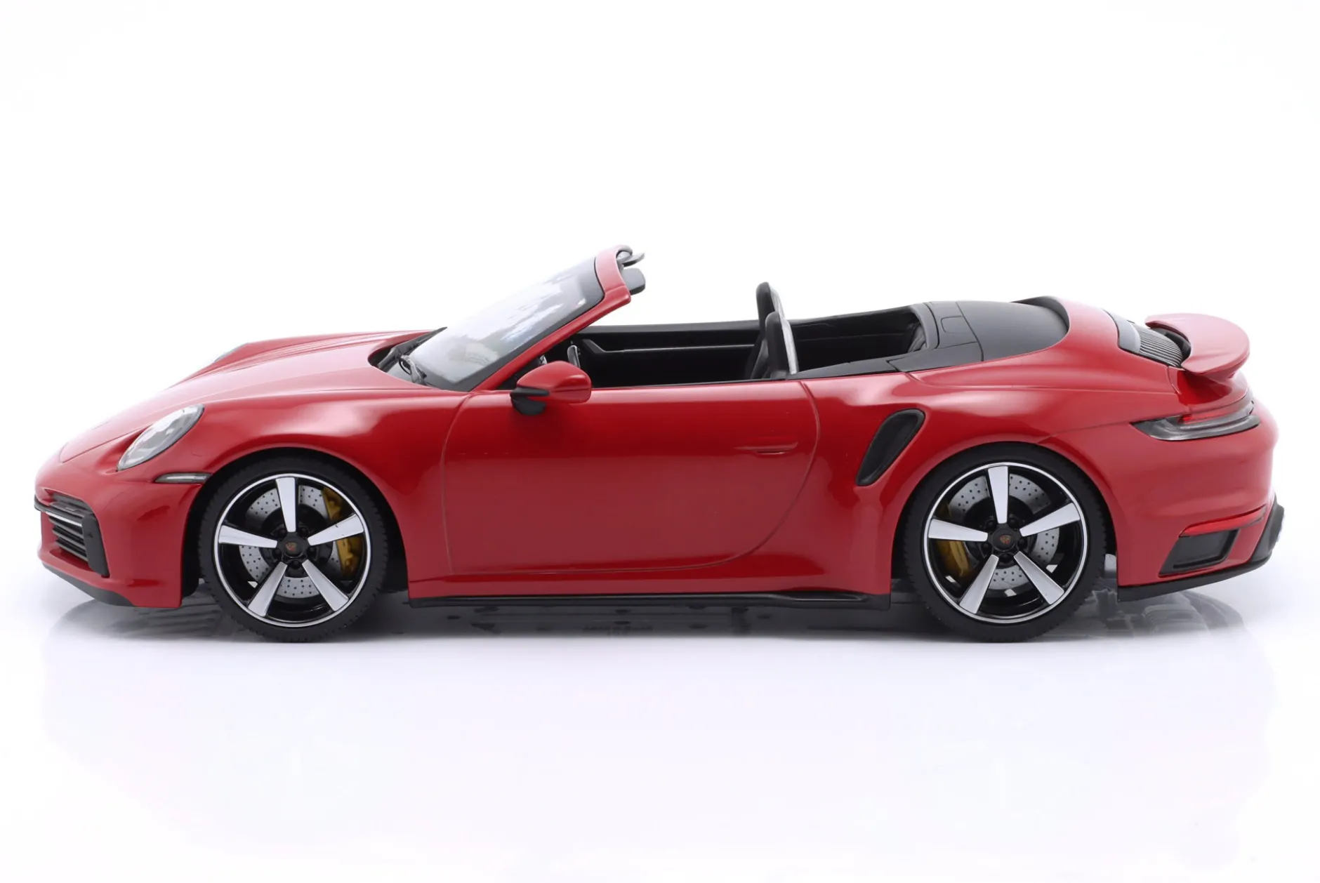 Porsche 911 (992) Turbo S Cabriolet Baujahr 2020 rot 1:18 Minichamps