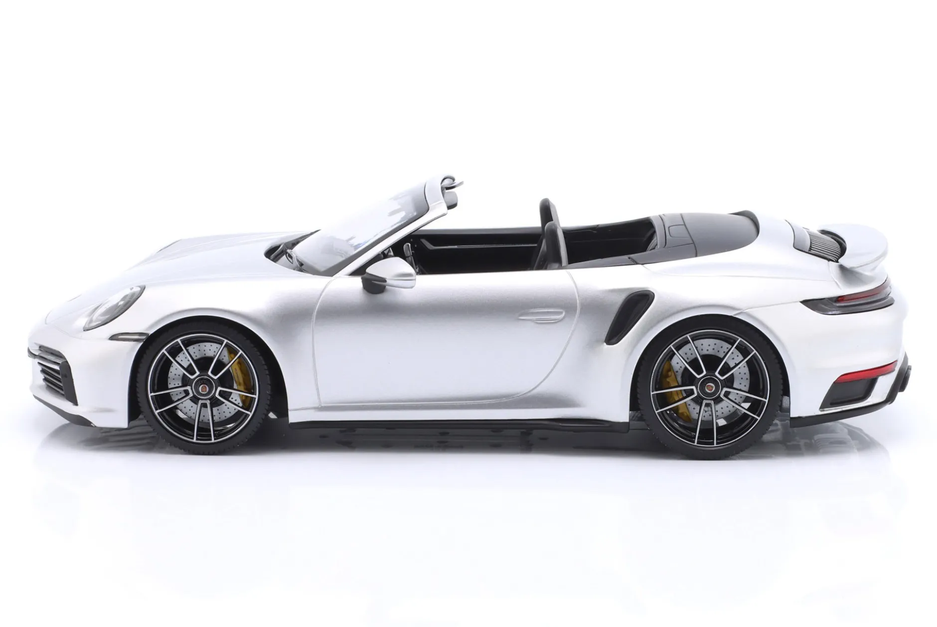Porsche 911 (992) Turbo S Cabriolet Baujahr 2020 silber 1:18 Minichamps