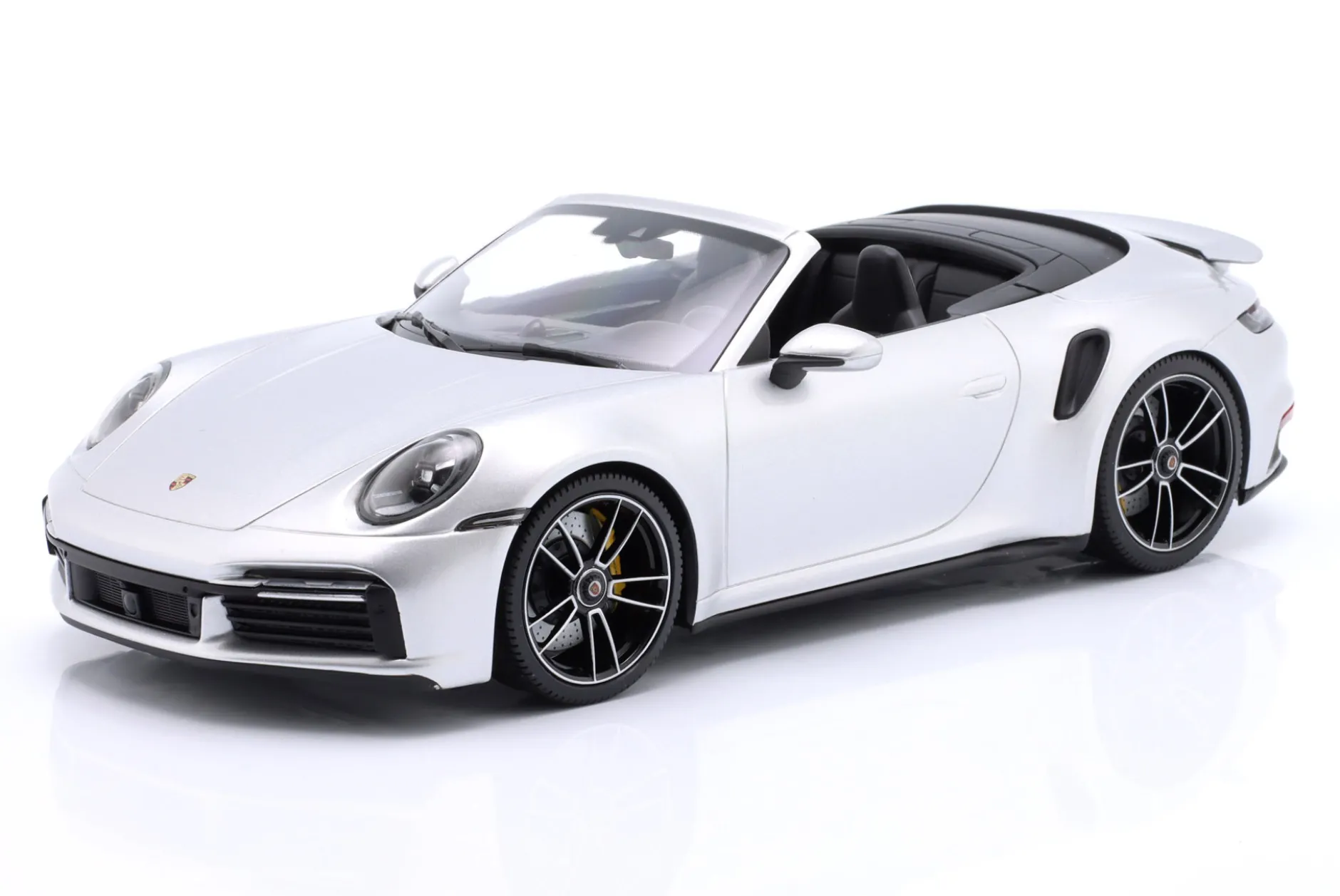 Porsche 911 (992) Turbo S Cabriolet Baujahr 2020 silber 1:18 Minichamps