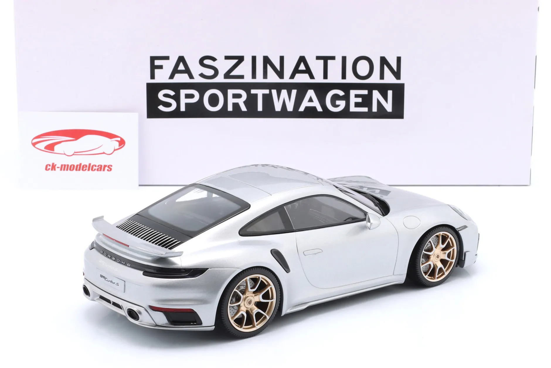 Porsche 911 (992) Turbo S Coupe Sport Design Baujahr 2024 silber / goldene Felgen 1:18 Minichamps