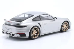 Porsche 911 (992) Turbo S Coupe Sport Design Baujahr 2024 silber / goldene Felgen 1:18 Minichamps