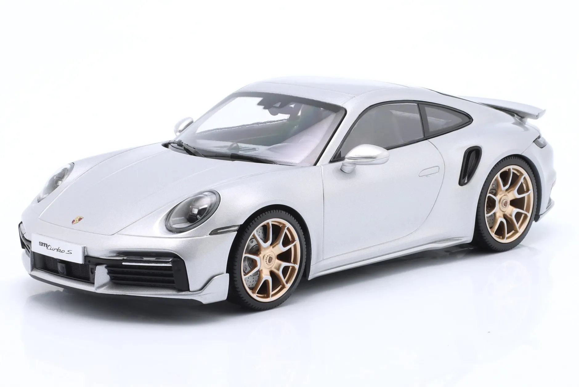 Porsche 911 (992) Turbo S Coupe Sport Design Baujahr 2024 silber / goldene Felgen 1:18 Minichamps