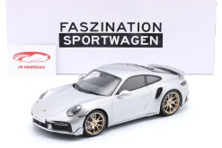 Porsche 911 (992) Turbo S Coupe Sport Design Baujahr 2024 silber / goldene Felgen 1:18 Minichamps