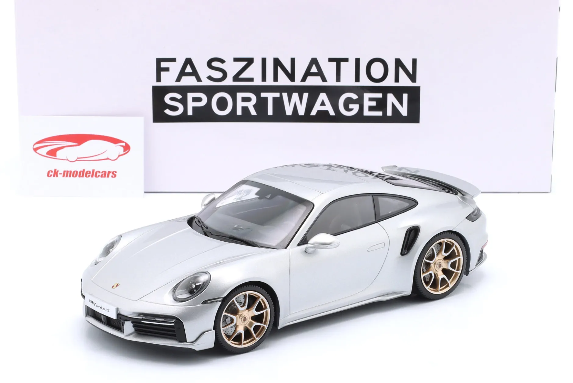Porsche 911 (992) Turbo S Coupe Sport Design Baujahr 2024 silber / goldene Felgen 1:18 Minichamps
