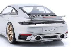 Porsche 911 (992) Turbo S Coupe Sport Design Baujahr 2024 silber / goldene Felgen 1:18 Minichamps