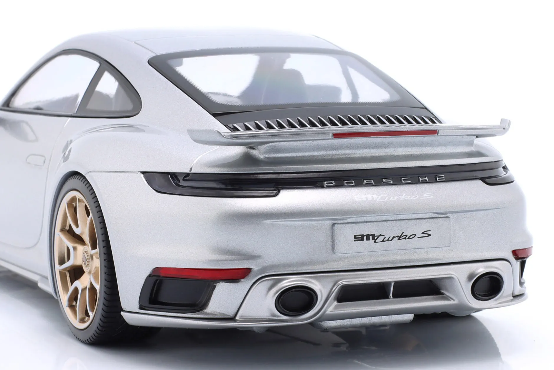 Porsche 911 (992) Turbo S Coupe Sport Design Baujahr 2024 silber / goldene Felgen 1:18 Minichamps