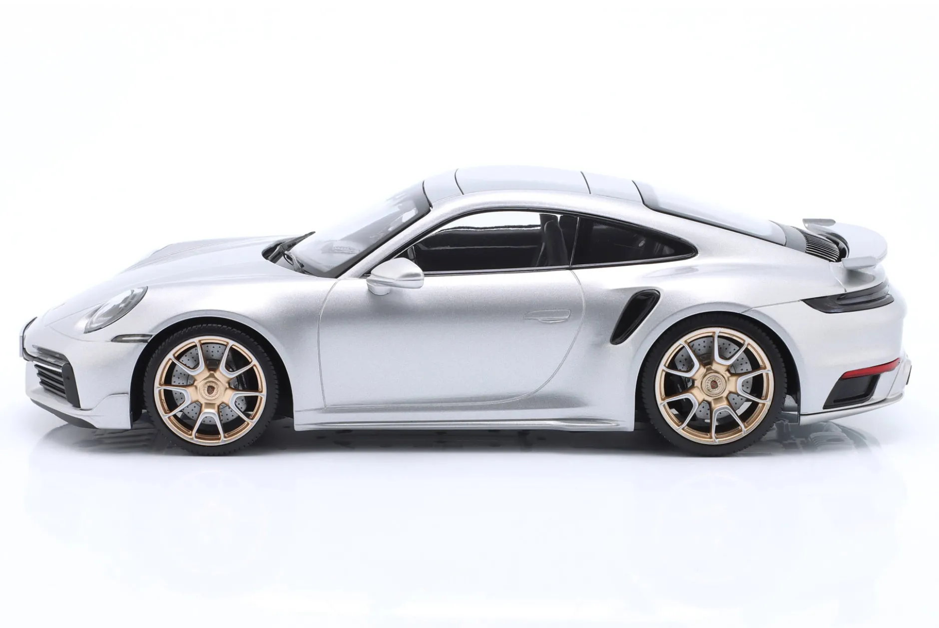 Porsche 911 (992) Turbo S Coupe Sport Design Baujahr 2024 silber / goldene Felgen 1:18 Minichamps