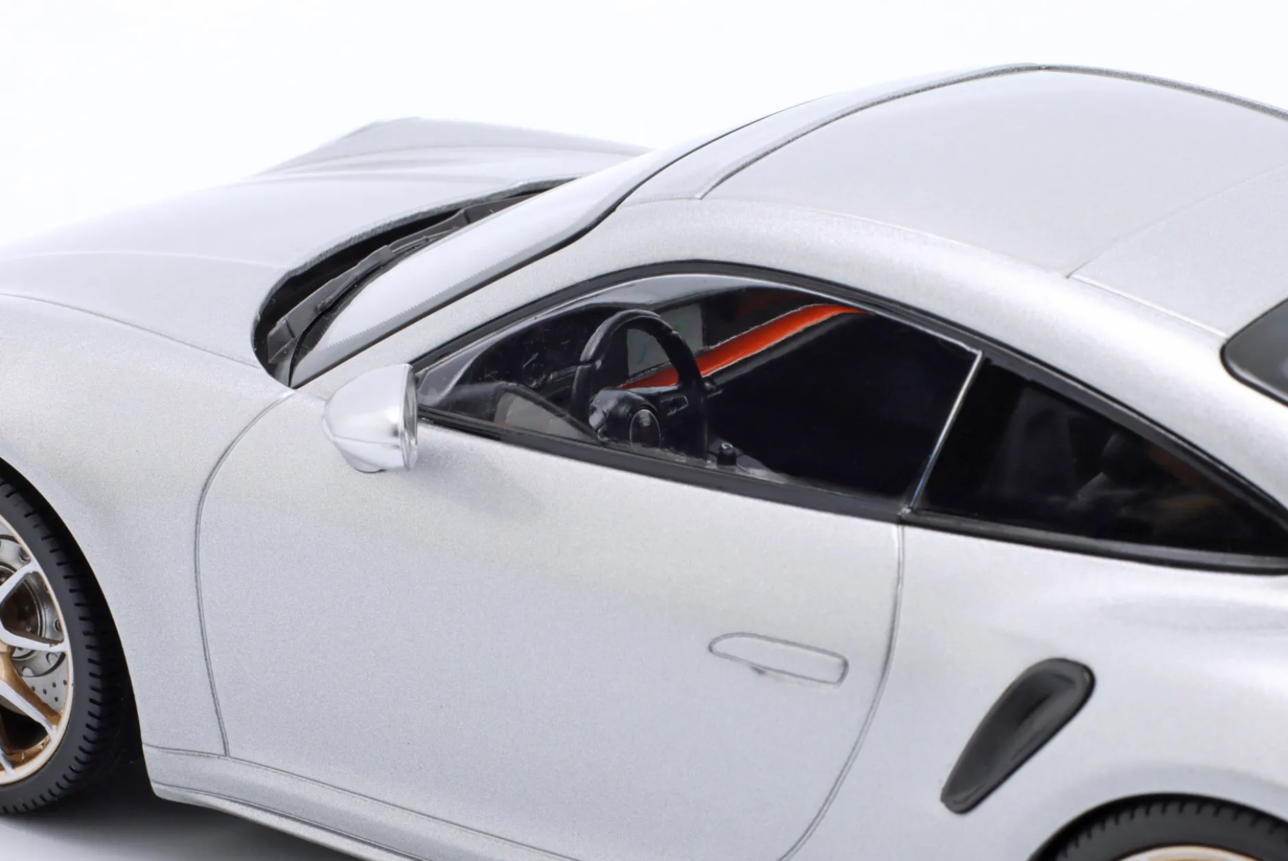Porsche 911 (992) Turbo S Coupe Sport Design Baujahr 2024 silber / goldene Felgen 1:18 Minichamps
