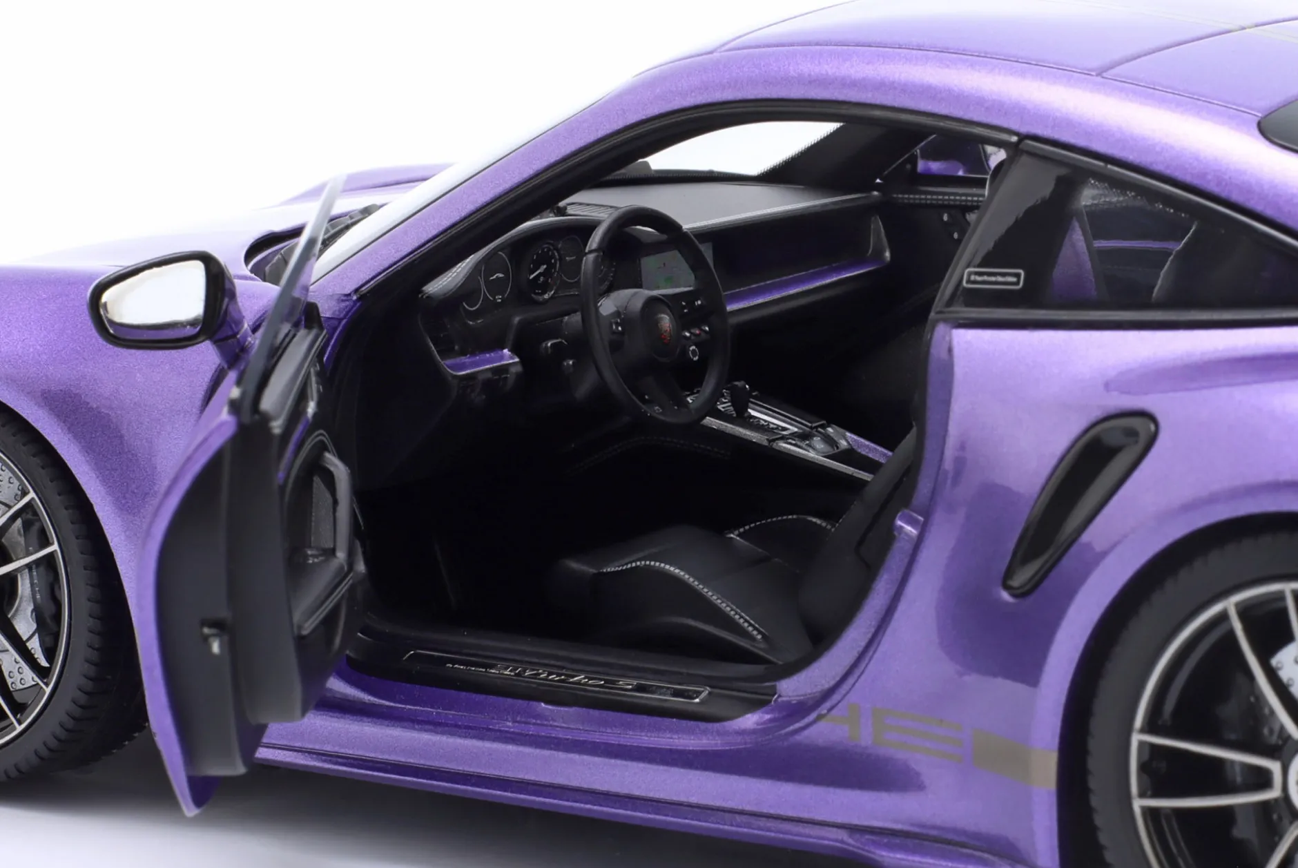 Porsche 911 (992) Turbo S Coupe Sport Design 2021 viola 1:18 Minichamps