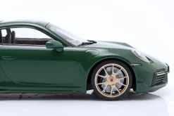 Porsche 911 (992) Turbo S Coupe Sport 2024 grün / goldene Felgen 1:18 Minichamps