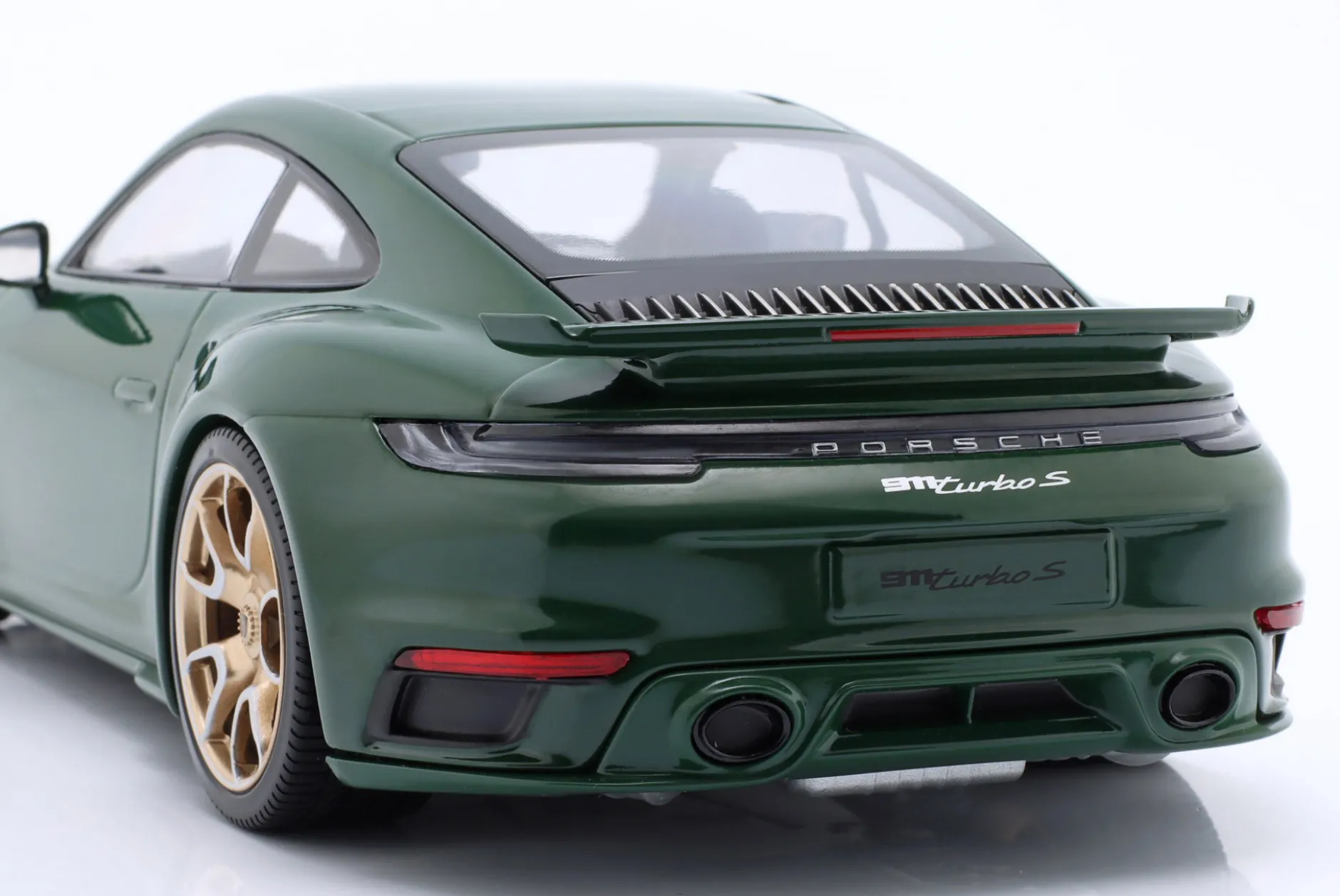 Porsche 911 (992) Turbo S Coupe Sport 2024 grün / goldene Felgen 1:18 Minichamps