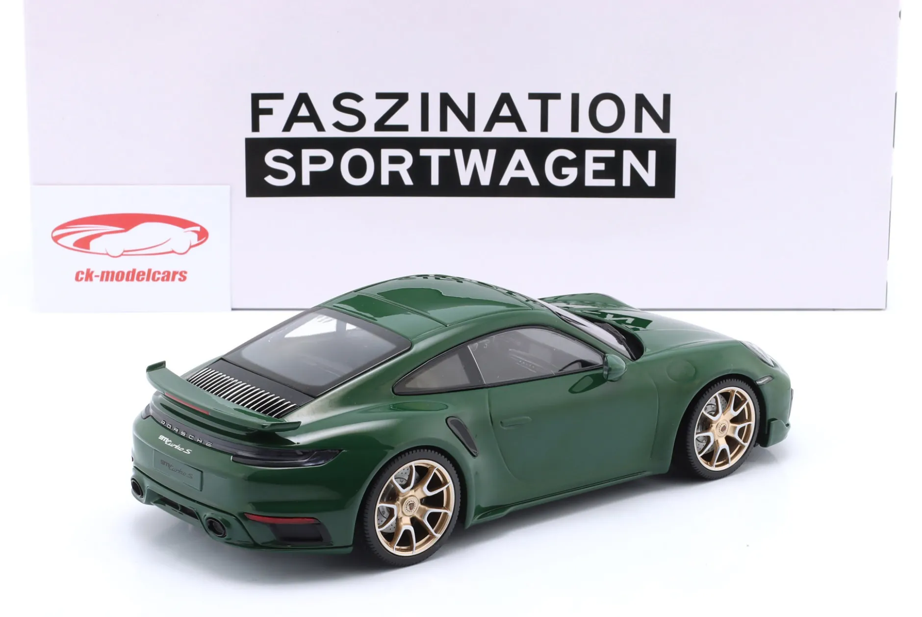 Porsche 911 (992) Turbo S Coupe Sport 2024 grün / goldene Felgen 1:18 Minichamps