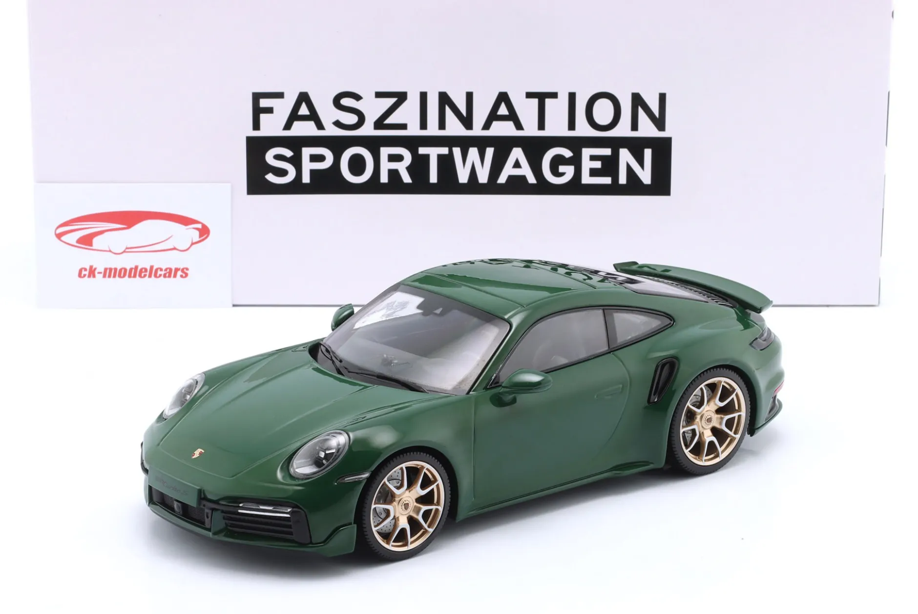 Porsche 911 (992) Turbo S Coupe Sport 2024 grün / goldene Felgen 1:18 Minichamps