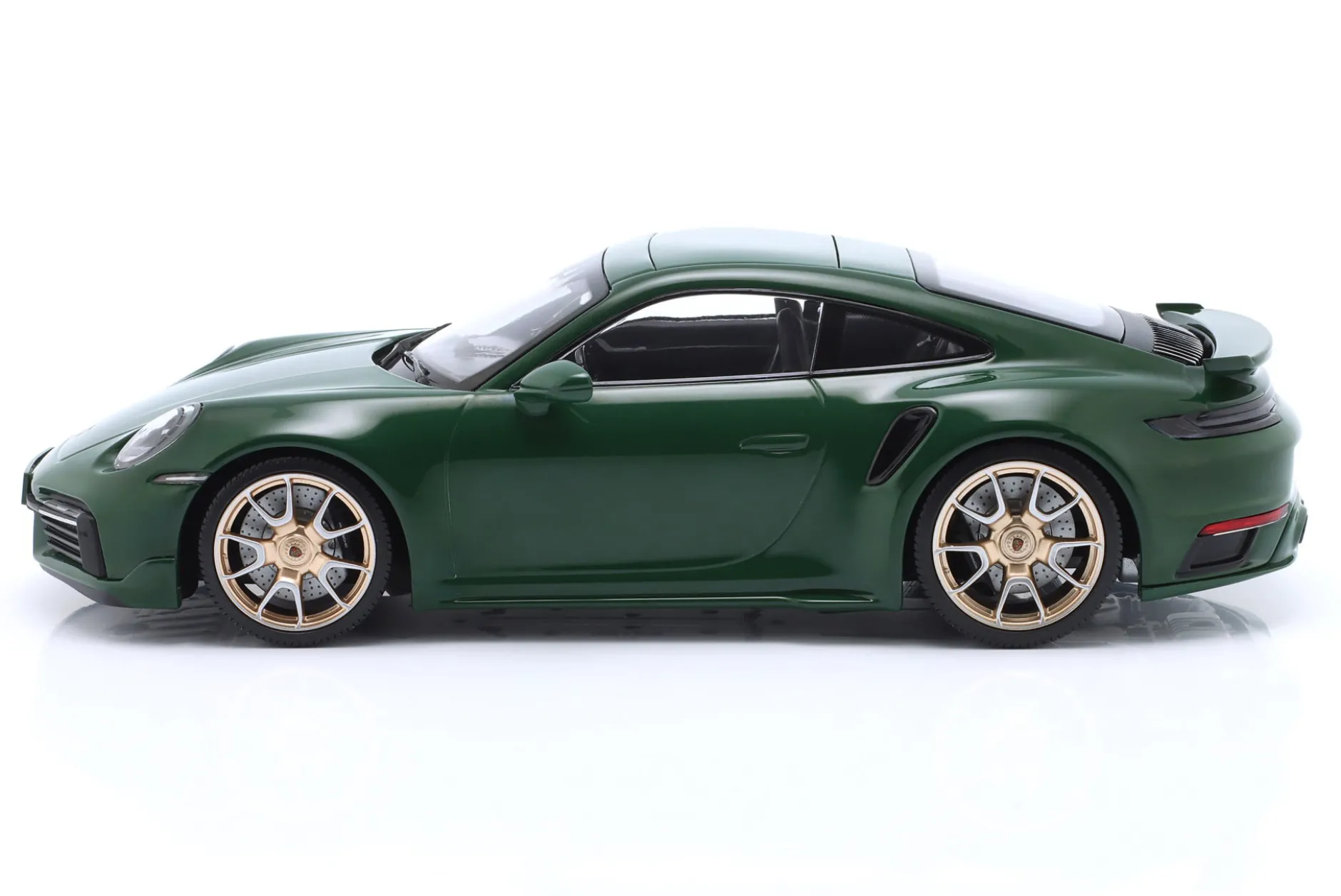 Porsche 911 (992) Turbo S Coupe Sport 2024 grün / goldene Felgen 1:18 Minichamps
