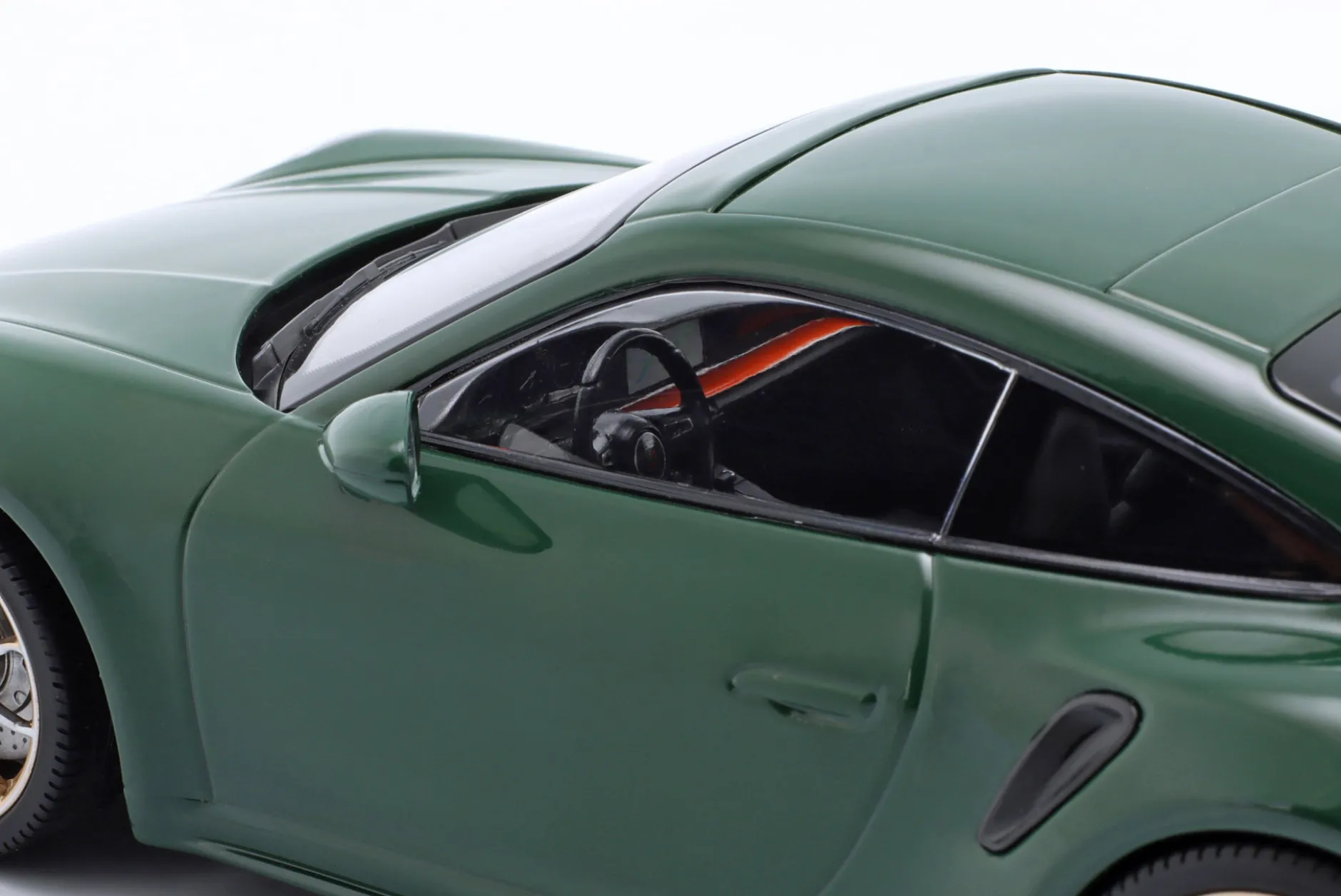 Porsche 911 (992) Turbo S Coupe Sport 2024 grün / goldene Felgen 1:18 Minichamps