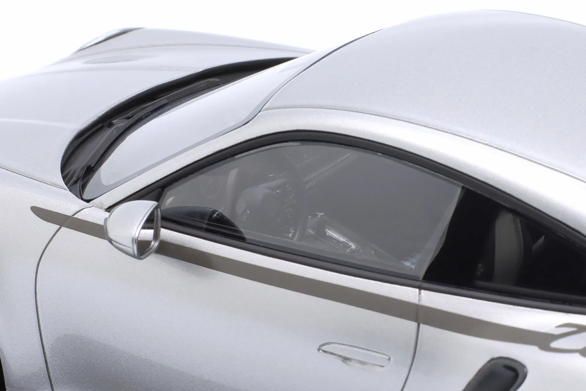 Porsche 911 (992) Turbo S 50 Jahre Porsche GT-silbermetallic 1:18 Spark