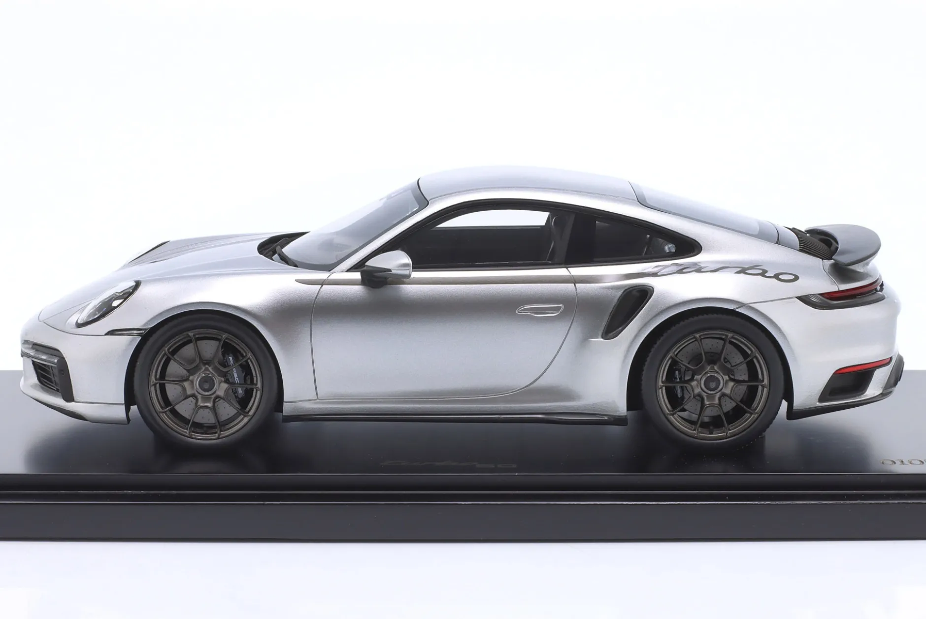 Porsche 911 (992) Turbo S 50 Jahre Porsche GT-silbermetallic 1:18 Spark