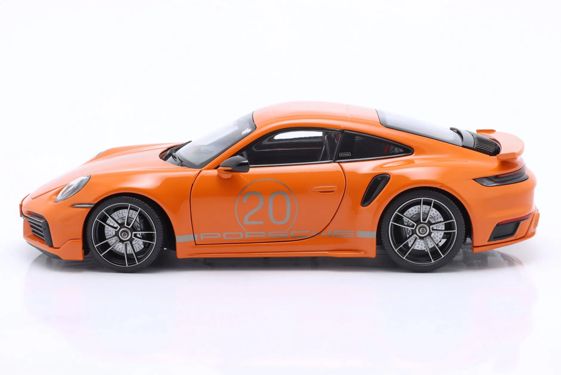 Porsche 911 (992) Turbo S Sport Design 2021 orange 1:18 Minichamps