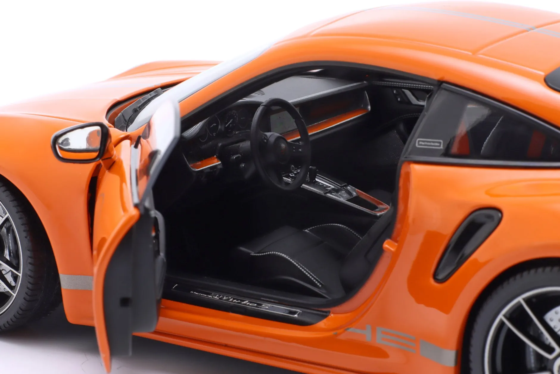 Porsche 911 (992) Turbo S Sport Design 2021 orange 1:18 Minichamps