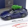 Porsche 911 (992) Turbo S Weihnachts Edition mit Tannenbaum enzianblau 1:43 Minichamps