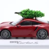 Porsche 911 (992) Turbo S Weihnachts Edition mit Tannenbaum karminrot 1:43 Minichamps