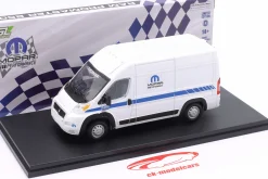 Ram Promaster 2500 Baujahr 2018 weiß / blau 1:43 Greenlight