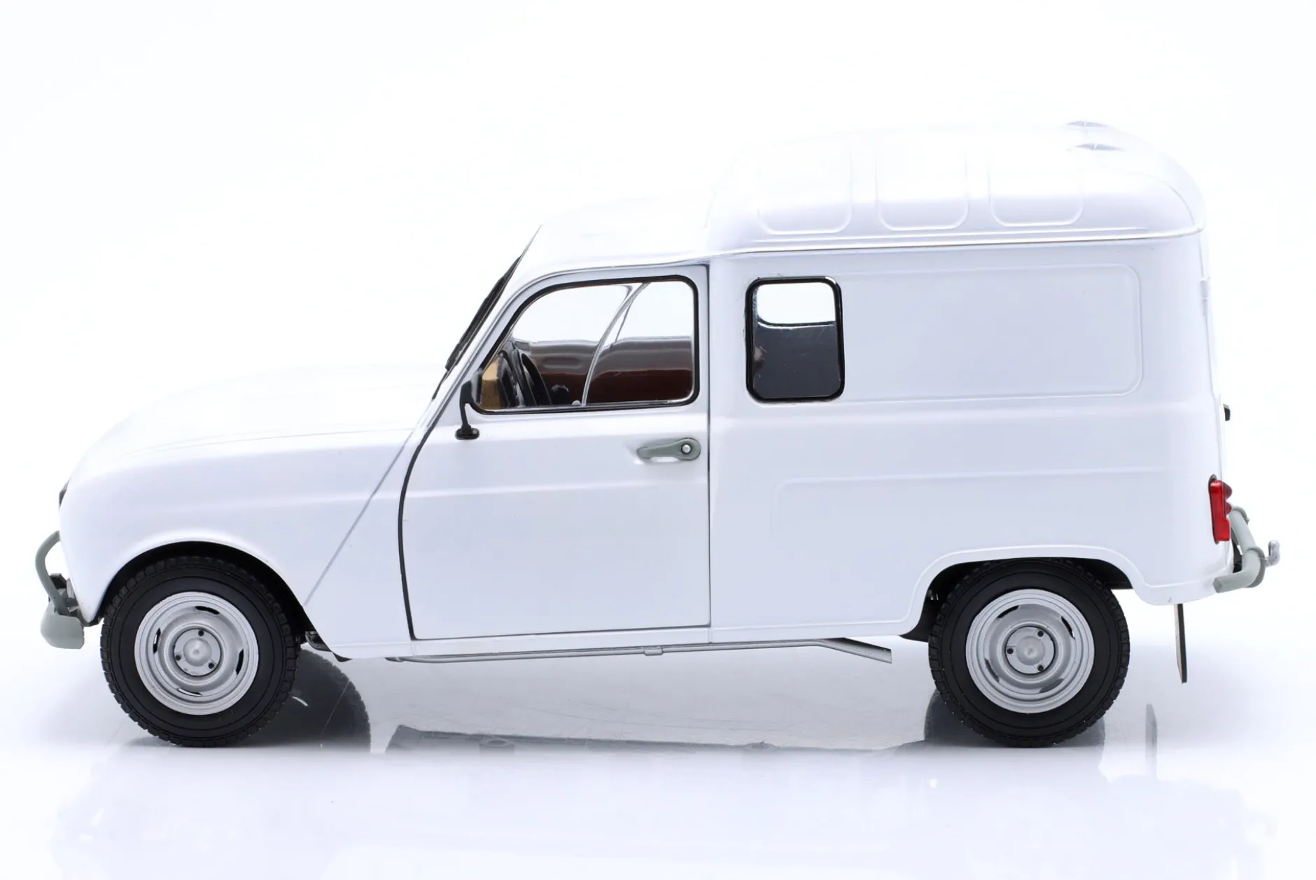 Renault 4LF4 Baujahr 1975 weiß 1:18 Solido