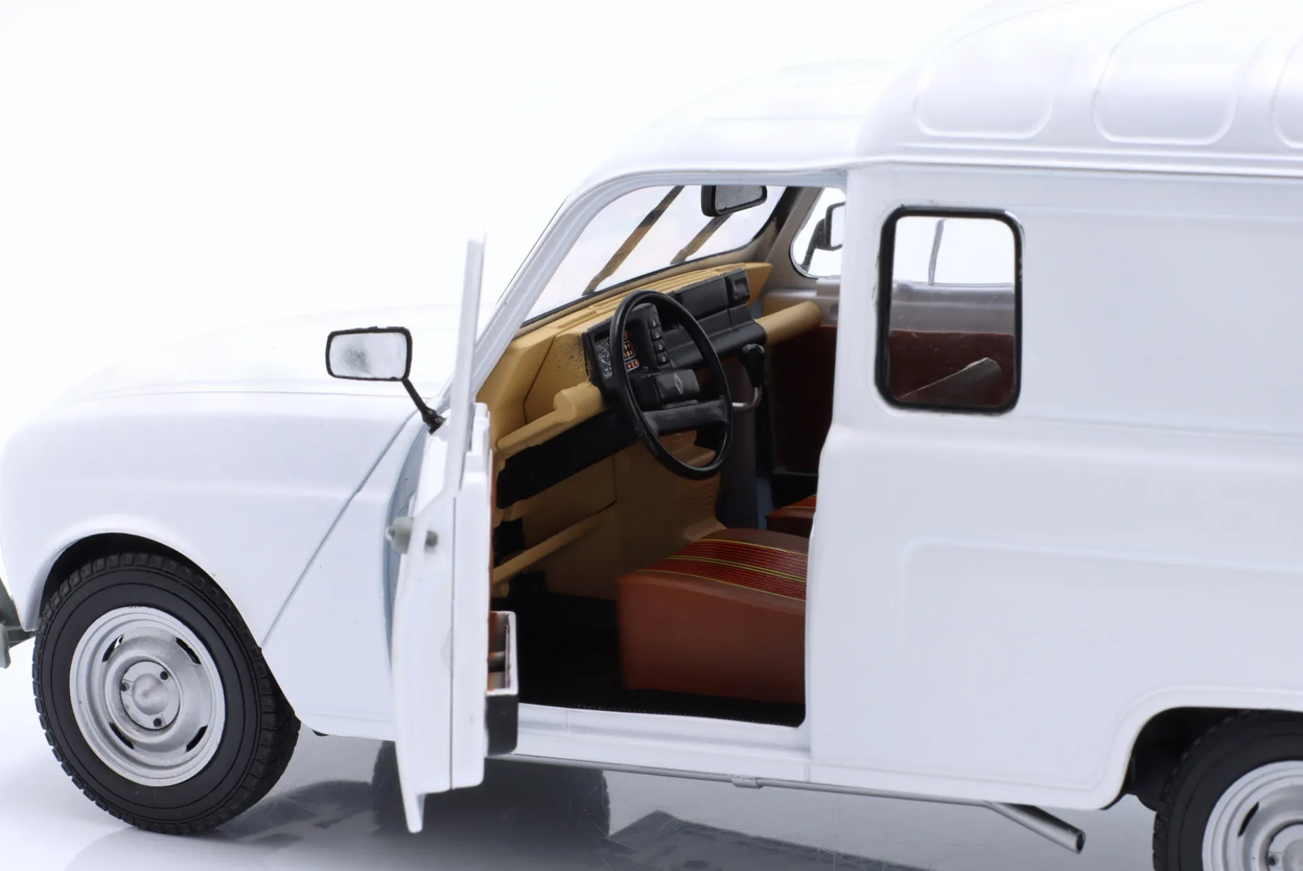 Renault 4LF4 Baujahr 1975 weiß 1:18 Solido