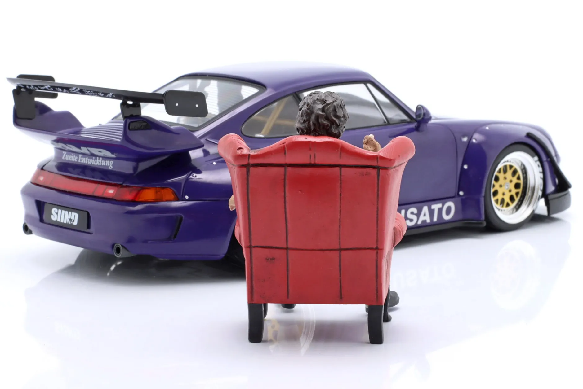 RWB-Legende Akira Nakai San Figur #1 mit Sessel 1:18 American Diorama