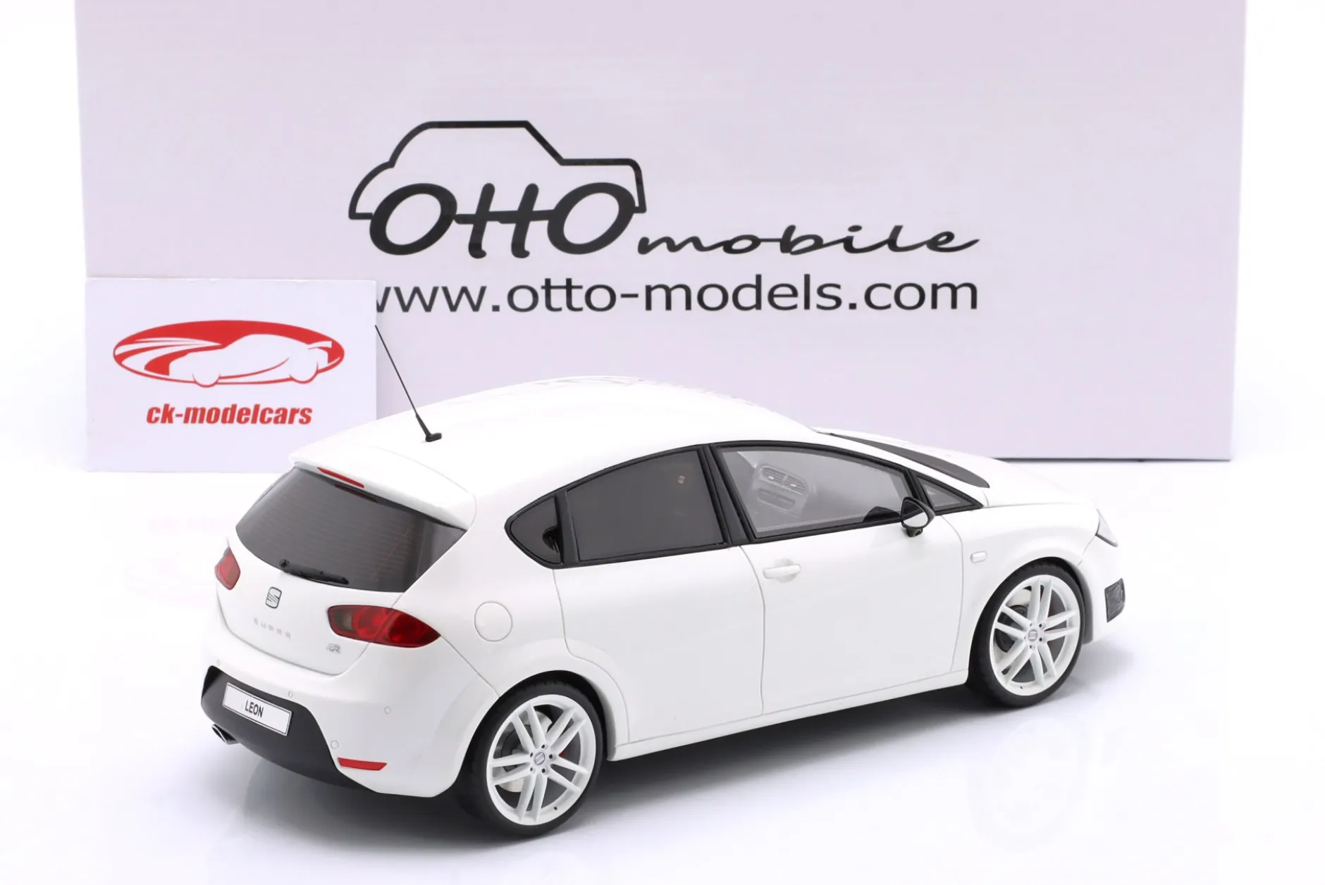 Seat Leon MK2 Cupra R Baujahr 2010 weiß 1:18 OttOmobile
