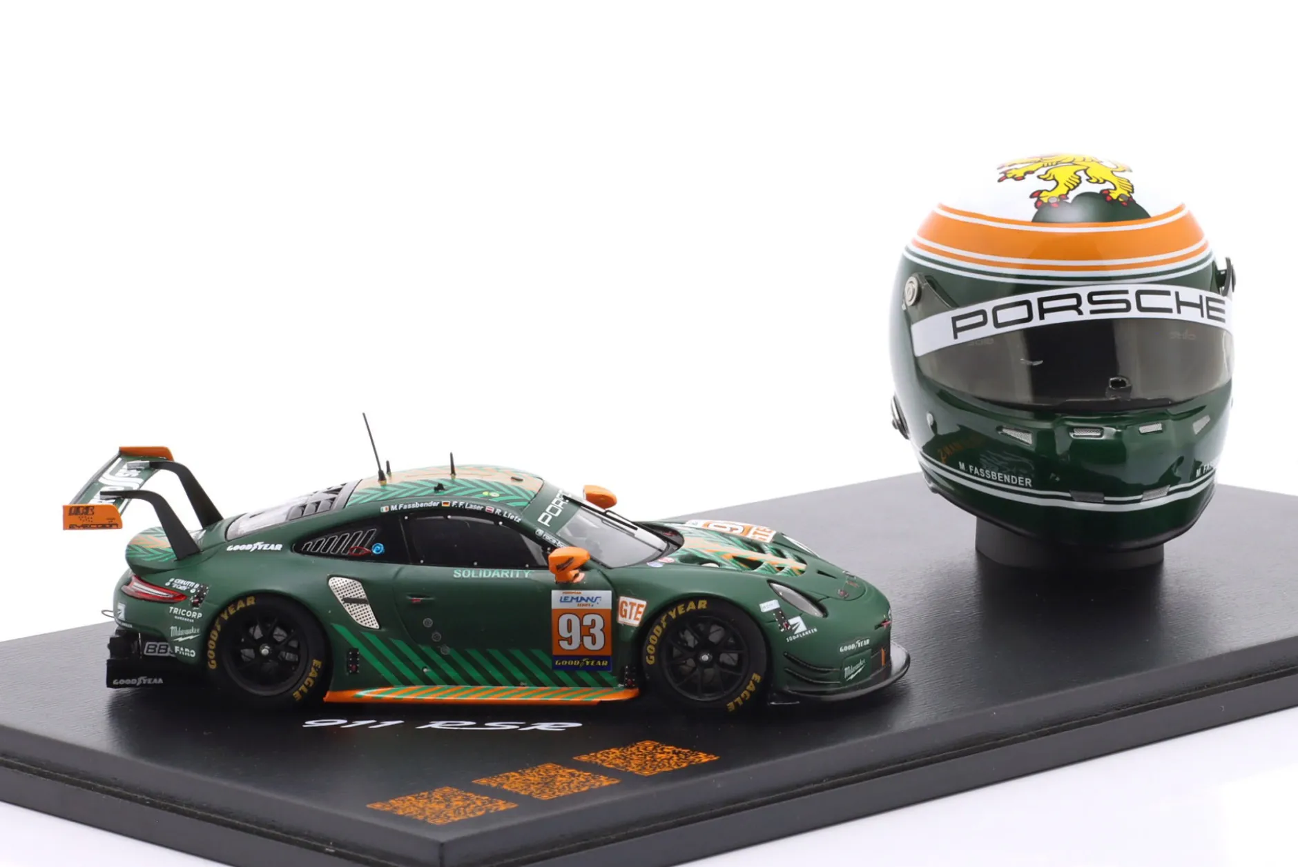 Set: Porsche 911 RSR #93 mit Helm Michael Fassbender 1:43 / 1:5 Spark