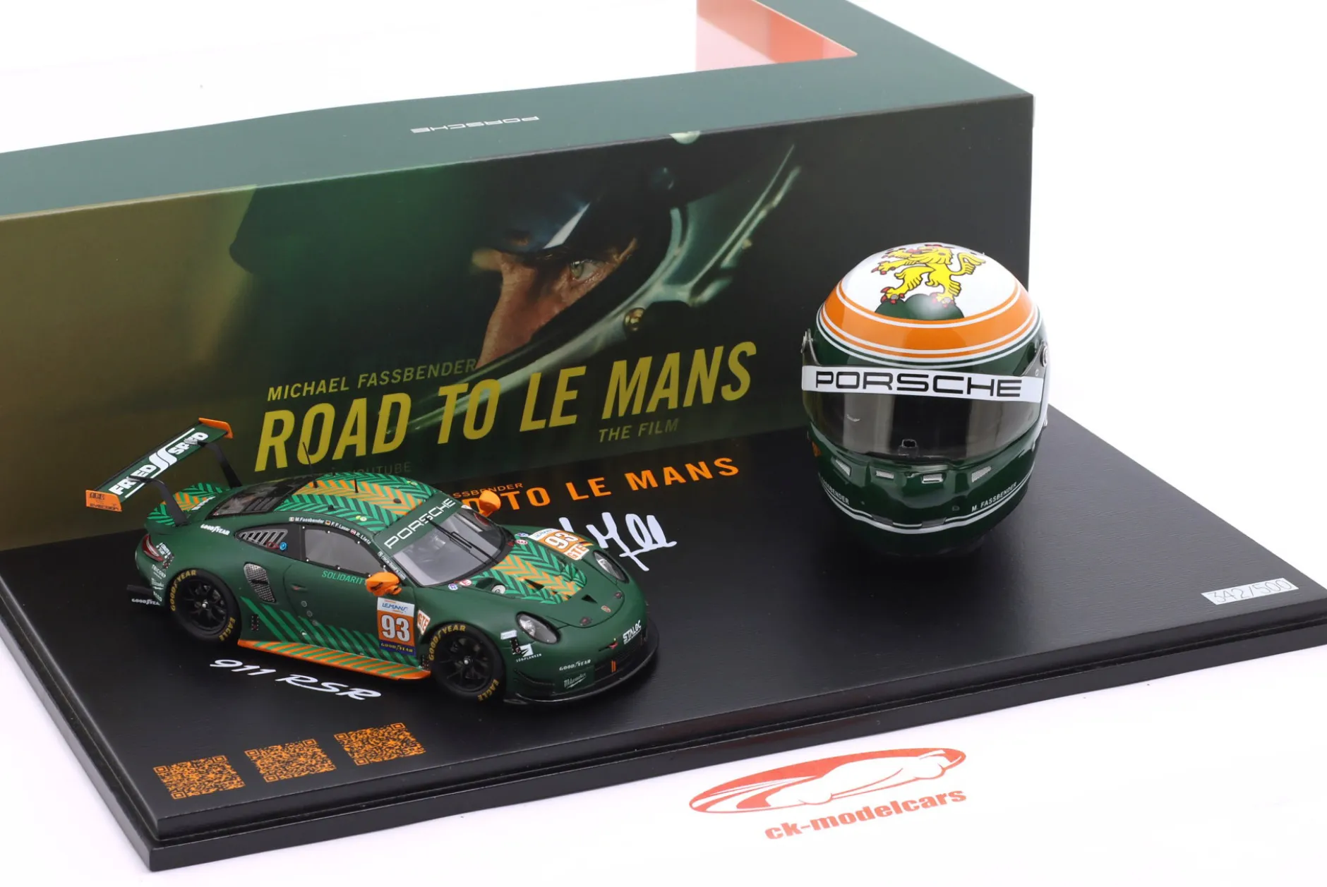Set: Porsche 911 RSR #93 mit Helm Michael Fassbender 1:43 / 1:5 Spark
