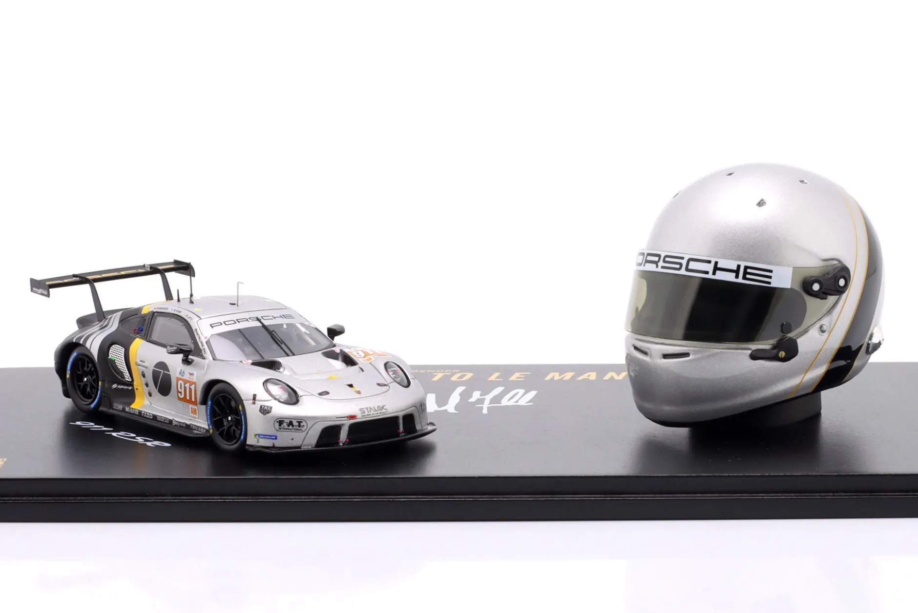 Set: Porsche 911 RSR-19 #911 mit Helm Michael Fassbender 1:43 / 1:5 Spark