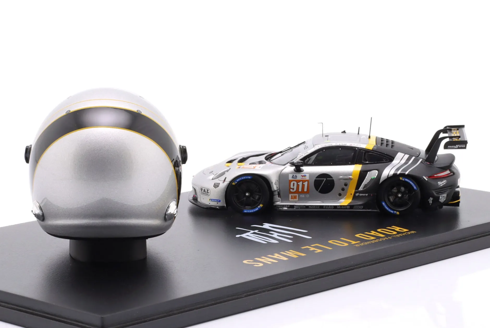 Set: Porsche 911 RSR-19 #911 mit Helm Michael Fassbender 1:43 / 1:5 Spark