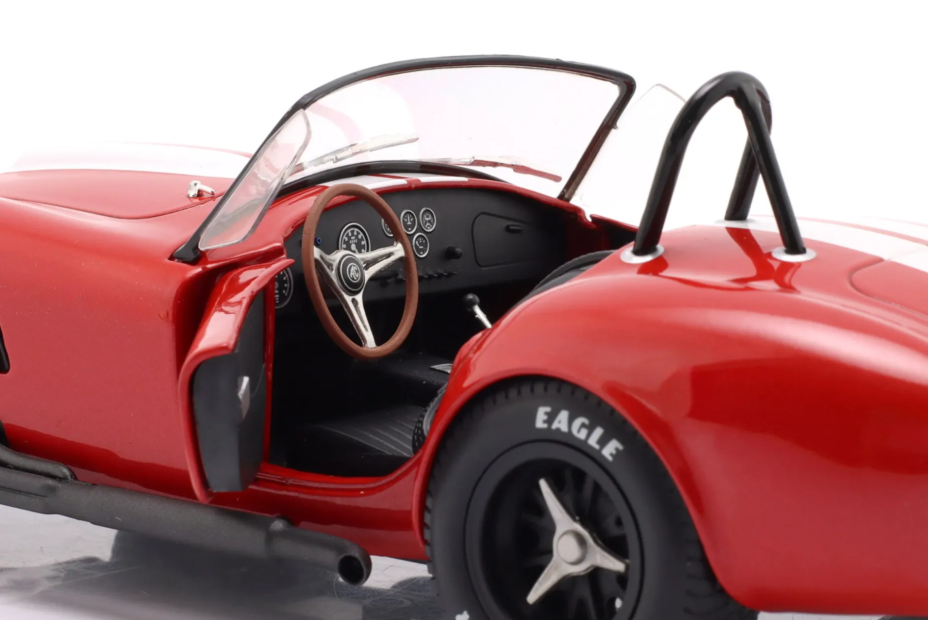 Shelby Cobra 427 S/C (MK II) Baujahr 1965 rot / weiß 1:18 Solido