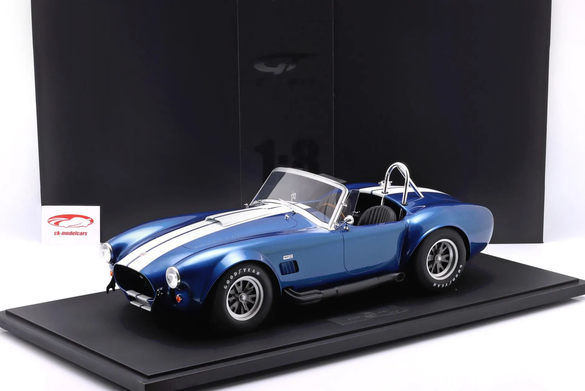Shelby Cobra 427 S/C Roadster Baujahr 1967 blau metallic / weiß 1:8 GT-Spirit