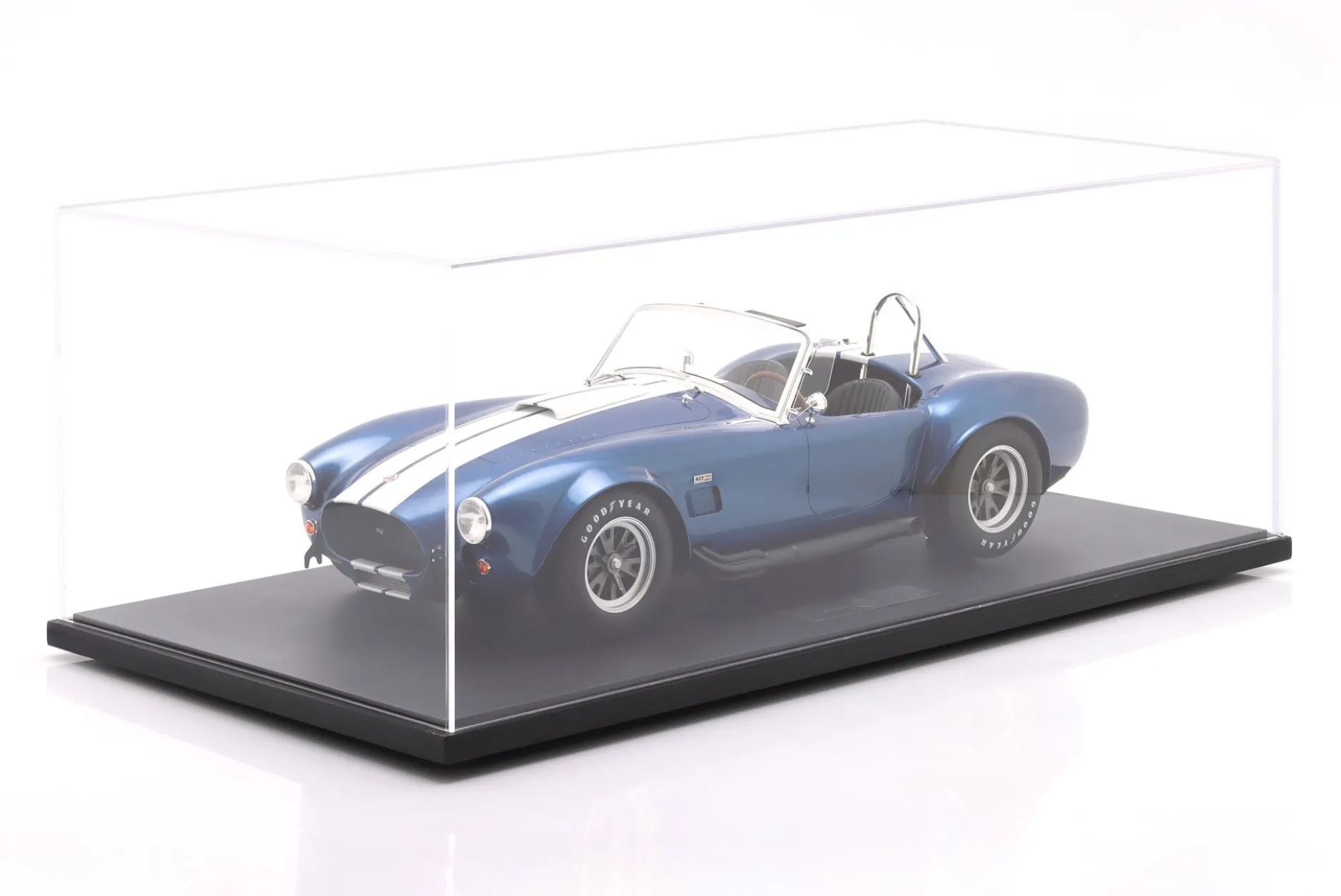 Shelby Cobra 427 S/C Roadster Baujahr 1967 blau metallic / weiß 1:8 GT-Spirit