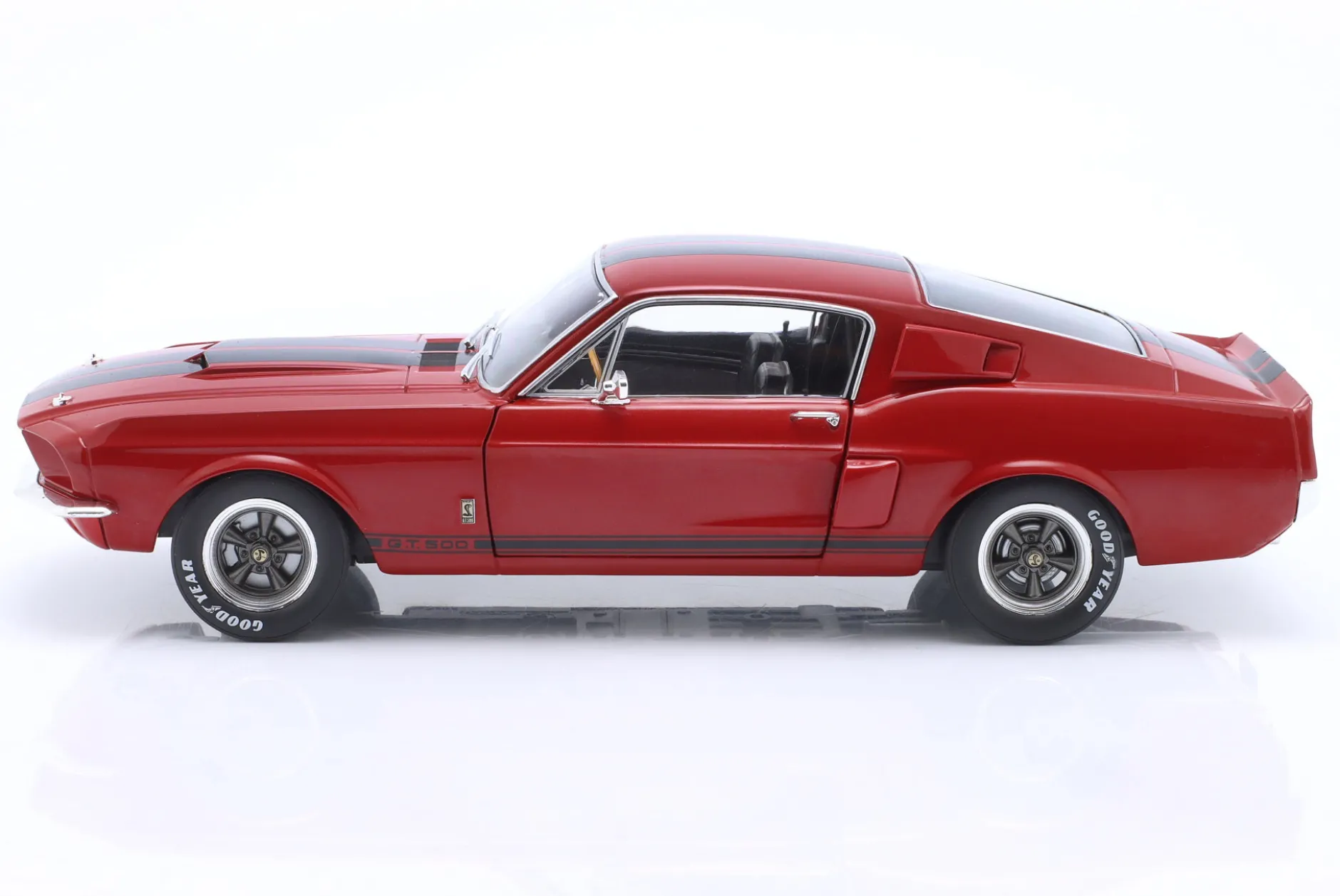 Shelby GT500 Baujahr 1967 rot mit schwarzen Streifen 1:18 Solido
