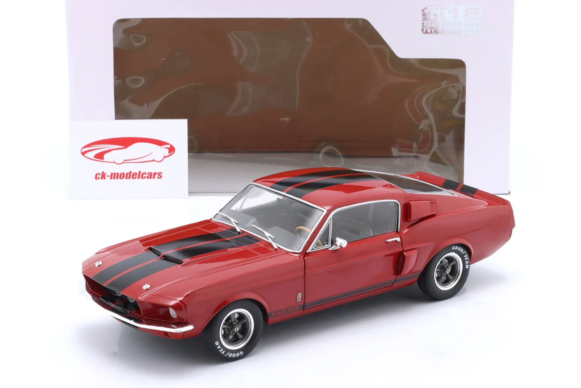 Shelby GT500 Baujahr 1967 rot mit schwarzen Streifen 1:18 Solido