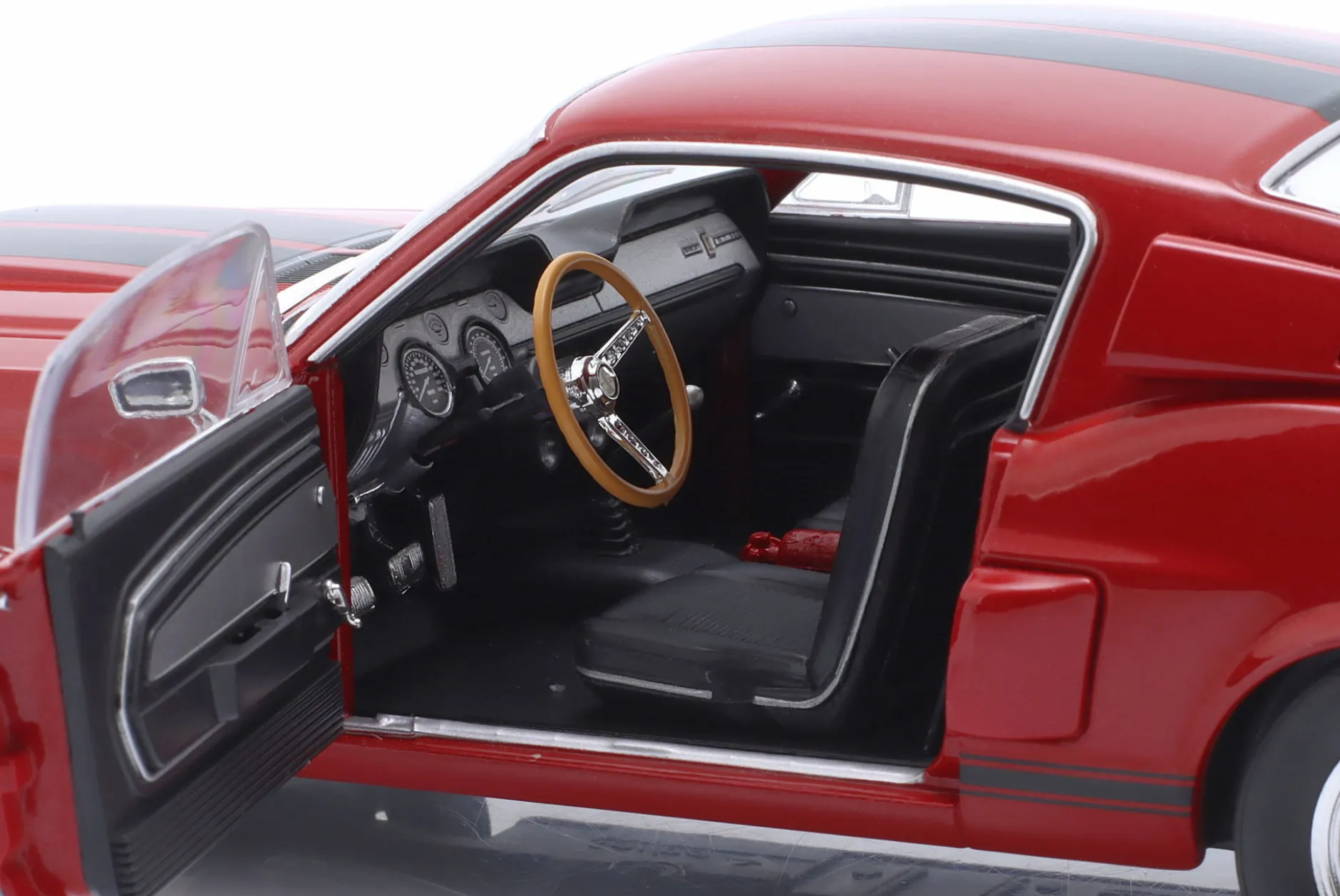 Shelby GT500 Baujahr 1967 rot mit schwarzen Streifen 1:18 Solido