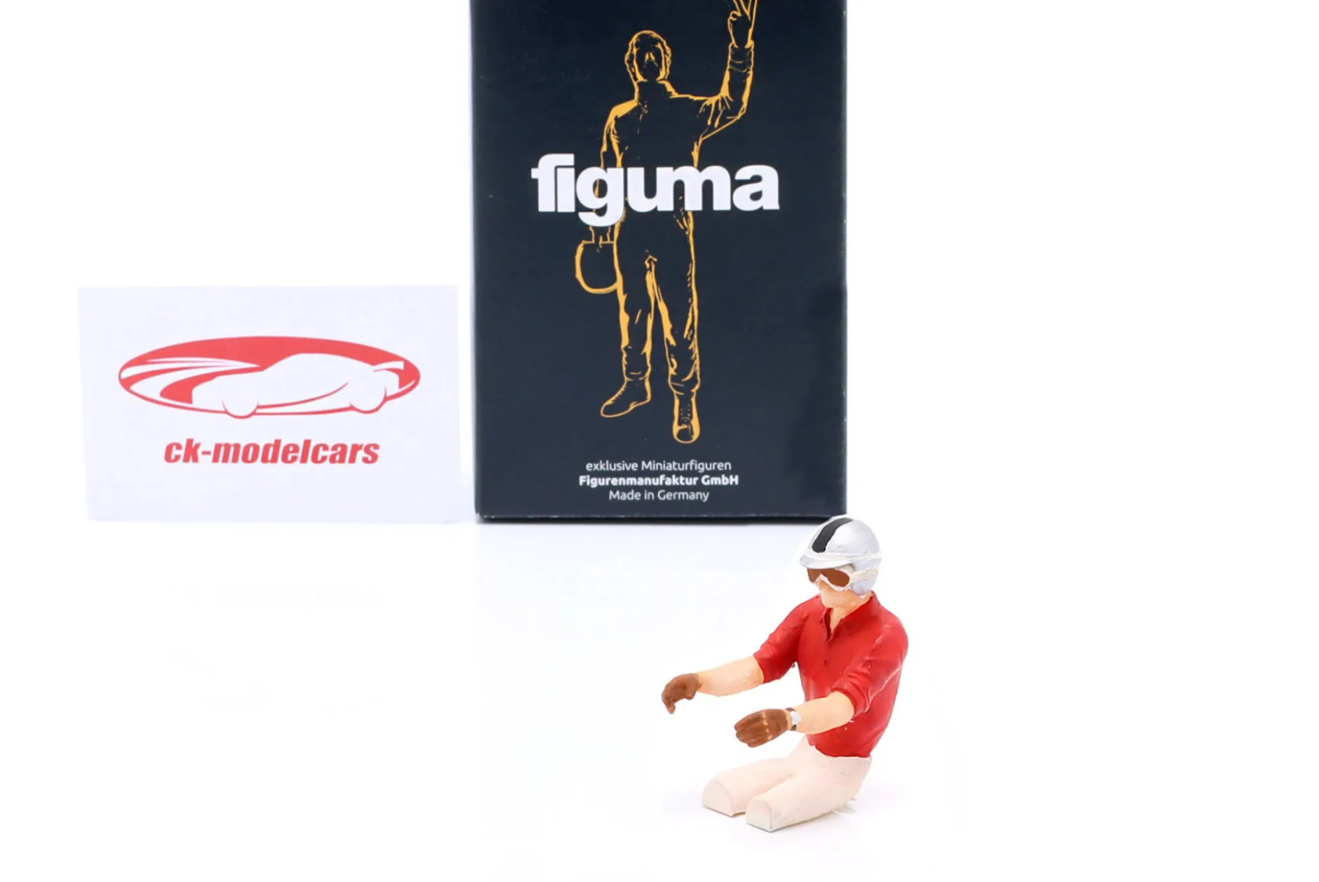 Sitzende Rennfahrerfigur mit rotem Hemd 1:18 FigurenManufaktur