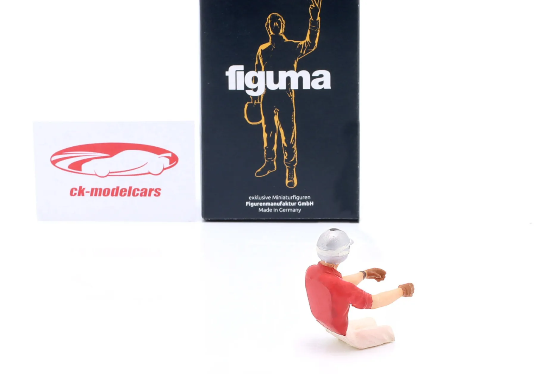 Sitzende Rennfahrerfigur mit rotem Hemd 1:18 FigurenManufaktur